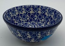 Rond bakje blauwe bloem