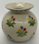 Klein rond vaasje gekleurde tulp