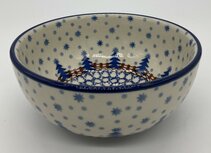 rond bakje met blauwe kerstboom