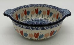 Soepkom met grepen roze tulp