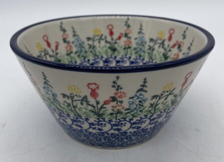 Ronde tapse kom gekleurde wilde bloemen