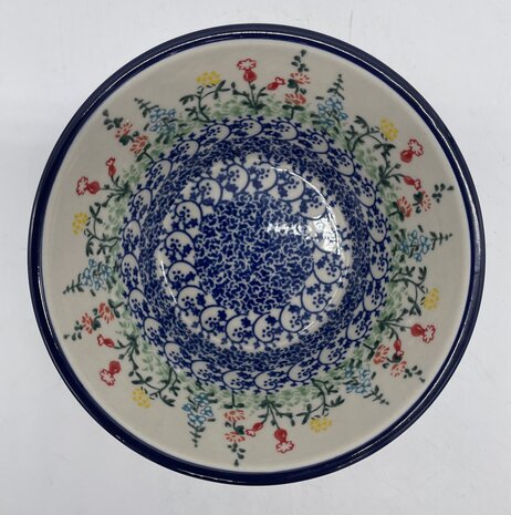 Ronde tapse kom gekleurde wilde bloemen